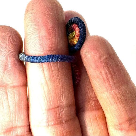 Colorful snake threaded ring - Picture 3 of 7